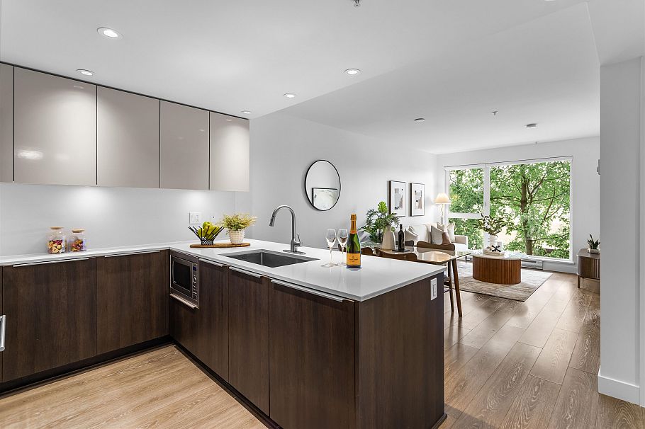 211 1588 E Hastings Street Vancouver, BC - 4