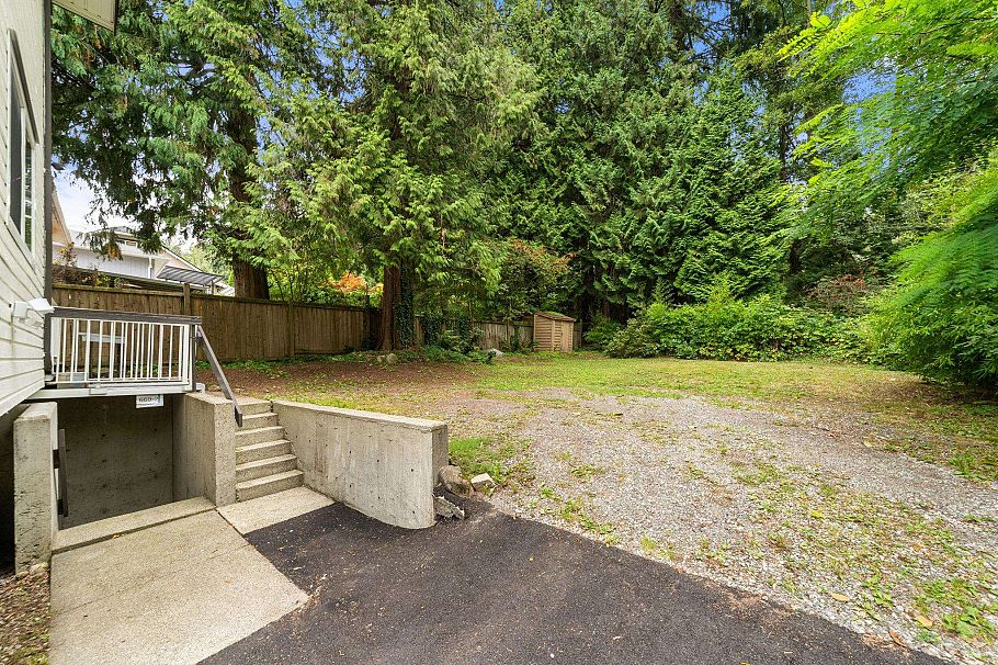 660 E 22nd Street North Vancouver, BC - 36