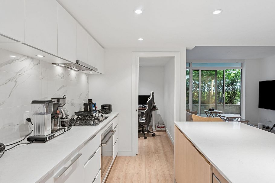 305 1500 Fern Street North Vancouver, BC - 8