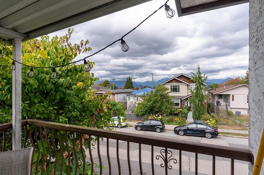 2474 E 24th Avenue Vancouver, BC - 16