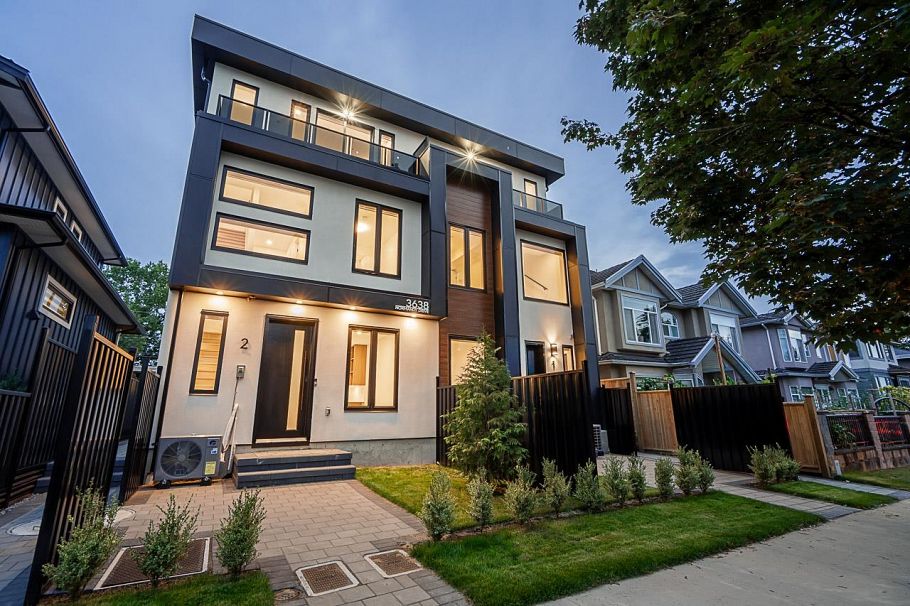 2 3638 Normandy Drive Vancouver, BC - 3