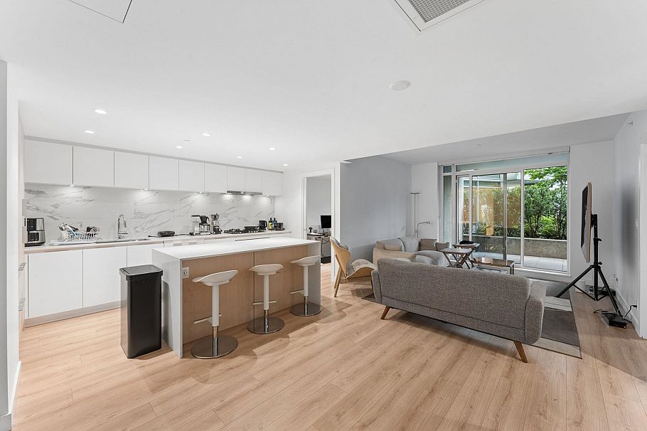 305 1500 Fern Street North Vancouver, BC - 2