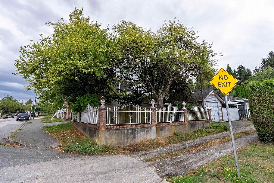 2474 E 24th Avenue Vancouver, BC - 30