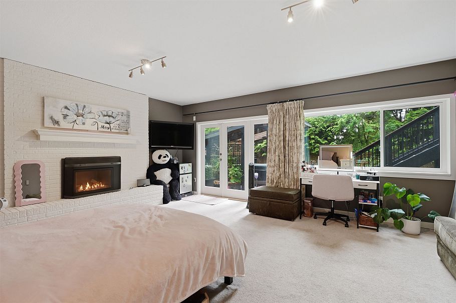 2261 Hill Drive North Vancouver, BC - 28