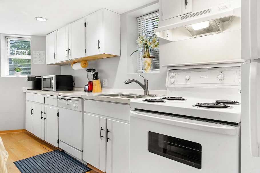 660 E 22nd Street North Vancouver, BC - 33