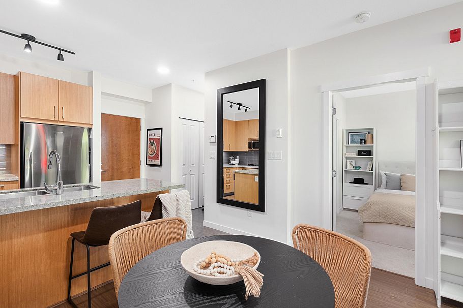 113 119 W 22nd Street North Vancouver, BC - 8