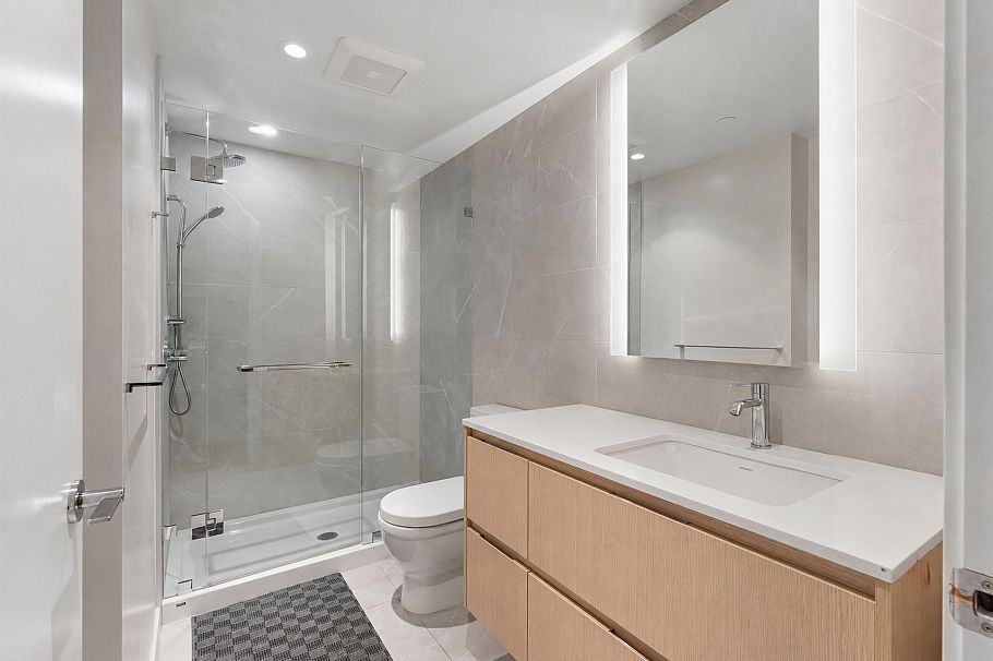 305 1500 Fern Street North Vancouver, BC - 13