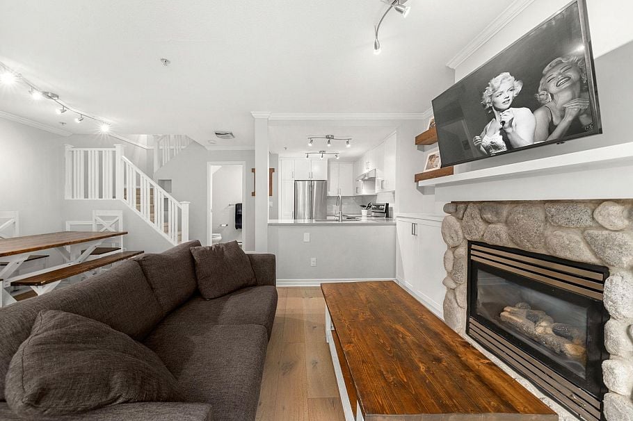 6 1073 Lynn Valley Road North Vancouver, BC - 4