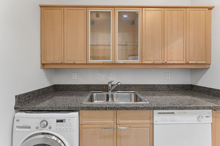 304 827 W 16th Street North Vancouver, BC - 2