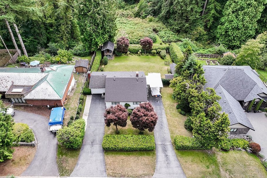 741 Wellington Drive North Vancouver, BC - 2