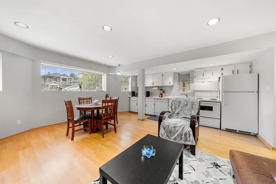 660 E 22nd Street North Vancouver, BC - 28
