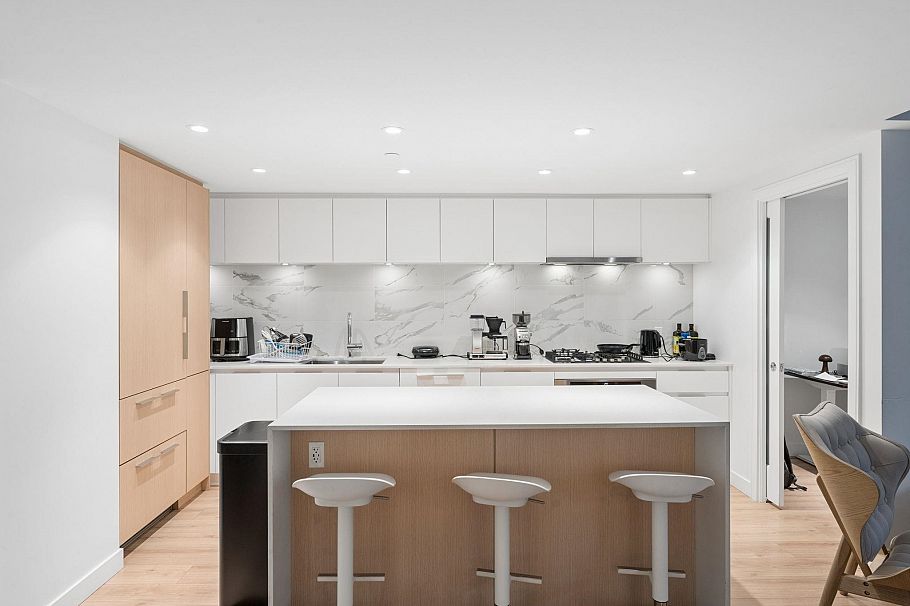305 1500 Fern Street North Vancouver, BC - 5