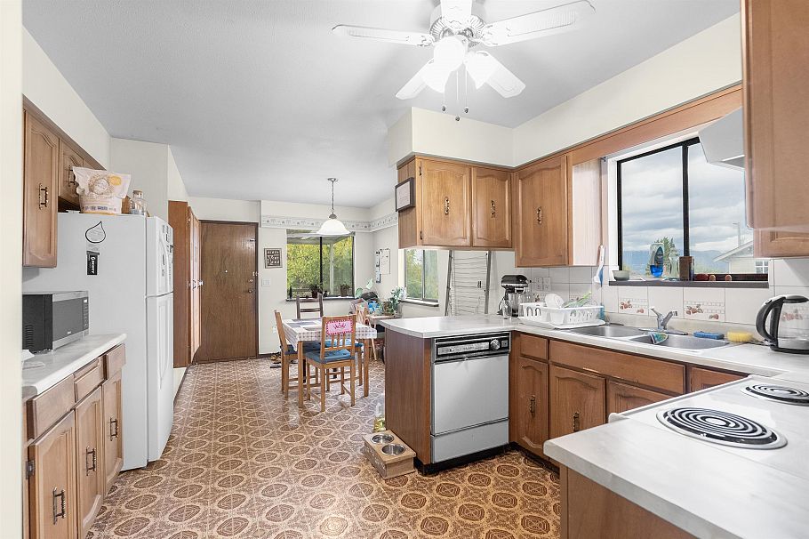 2474 E 24th Avenue Vancouver, BC - 14