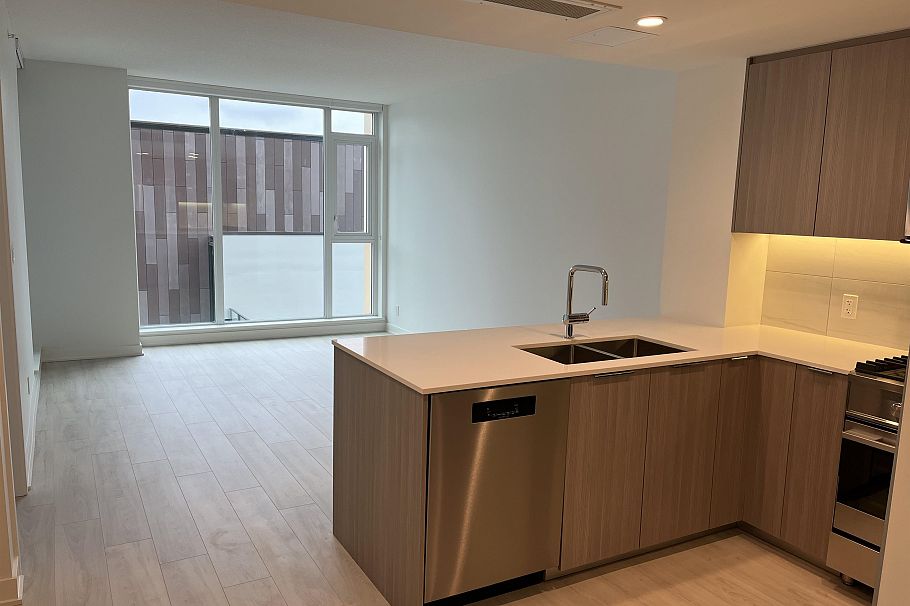 502 1471 Hunter Street North Vancouver, BC - 4