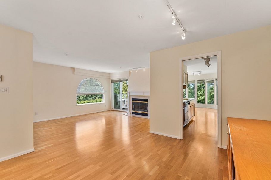 401 7620 Columbia Street Vancouver, BC - 3