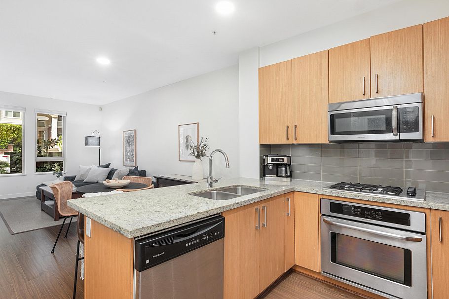 113 119 W 22nd Street North Vancouver, BC - 9