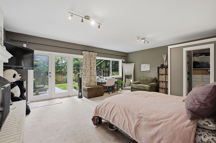 2261 Hill Drive North Vancouver, BC - 29