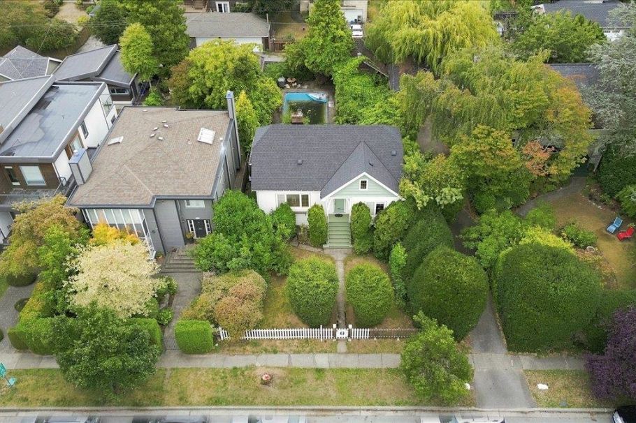 2971 W 37th Avenue Vancouver, BC - 2