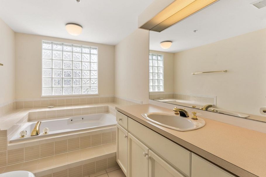 401 7620 Columbia Street Vancouver, BC - 18