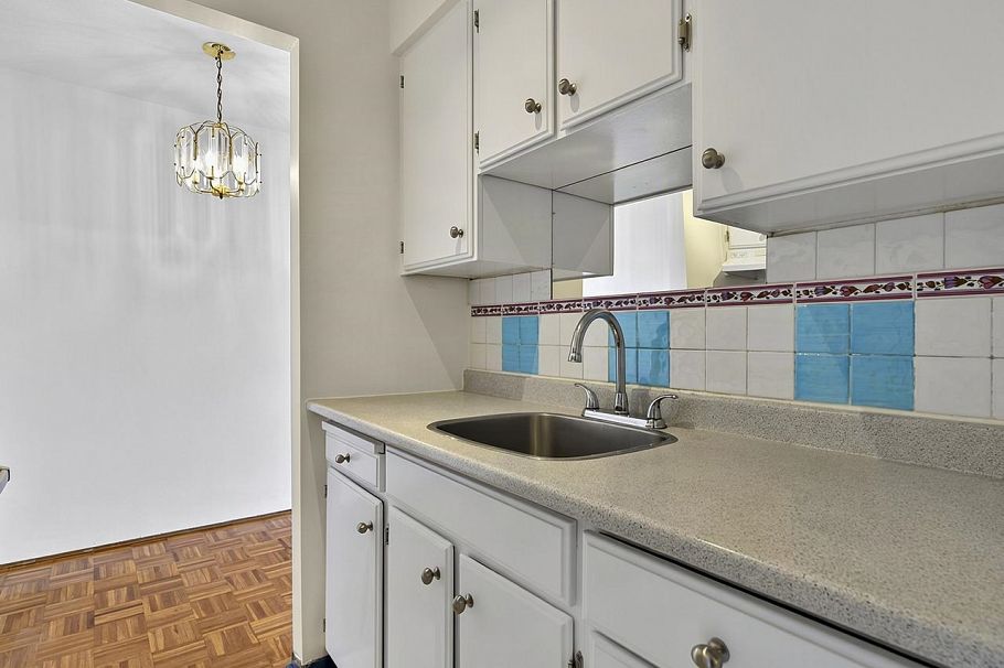 901 1850 Comox Street Vancouver, BC - 16