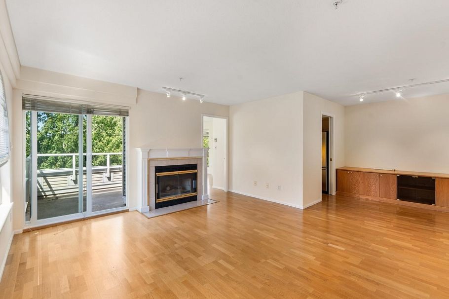 401 7620 Columbia Street Vancouver, BC - 2