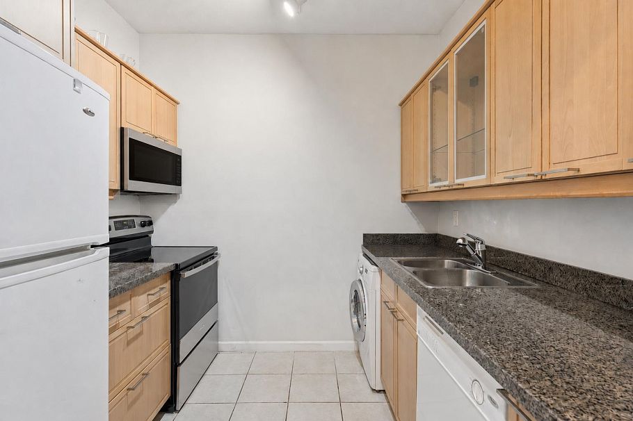 304 827 W 16th Street North Vancouver, BC - 1