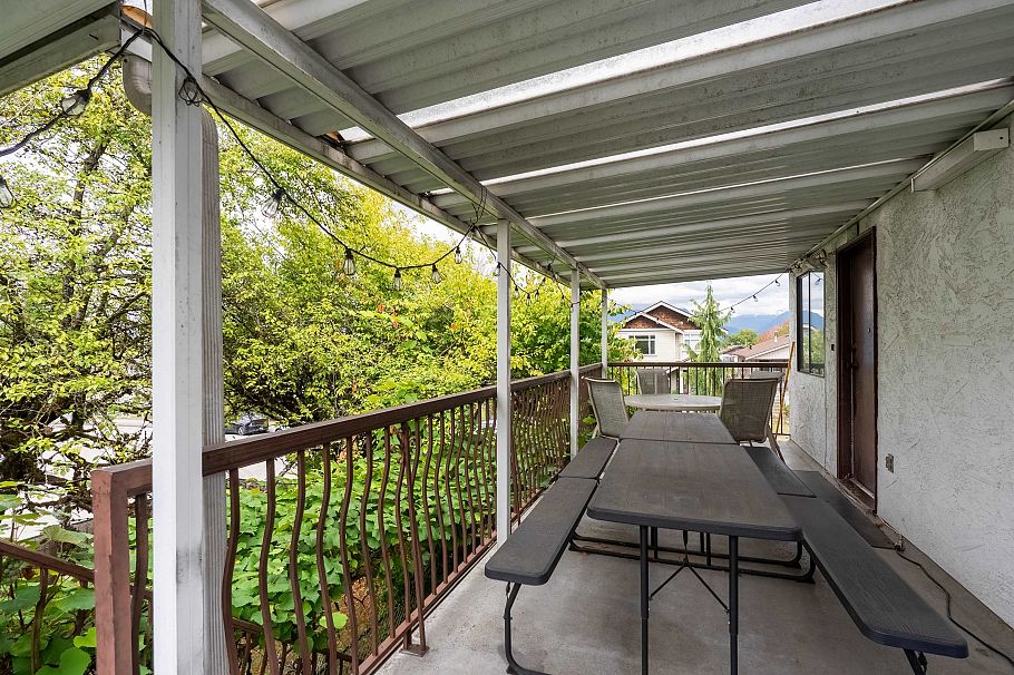 2474 E 24th Avenue Vancouver, BC - 18