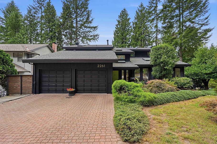 2261 Hill Drive North Vancouver, BC - 1