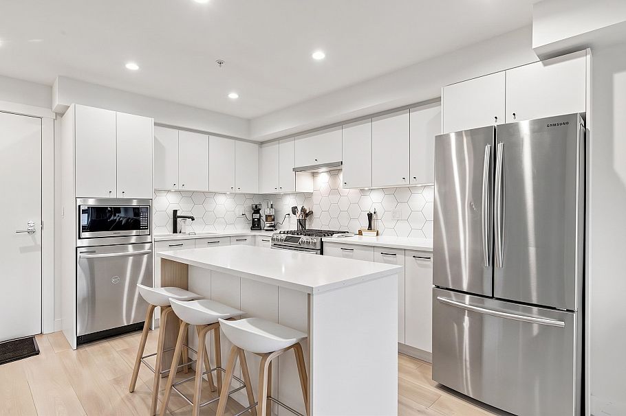 305 1519 Crown Street North Vancouver, BC - 9