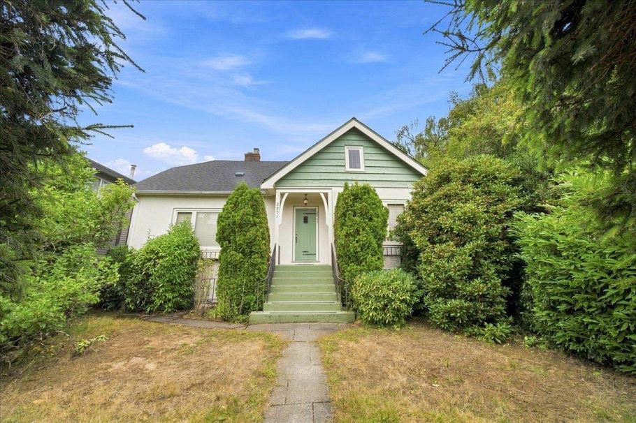 2971 W 37th Avenue Vancouver, BC - 1