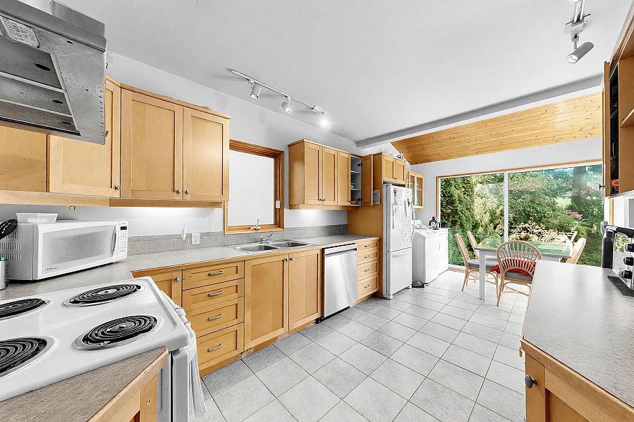 4058 W 17th Avenue Vancouver, BC - 4