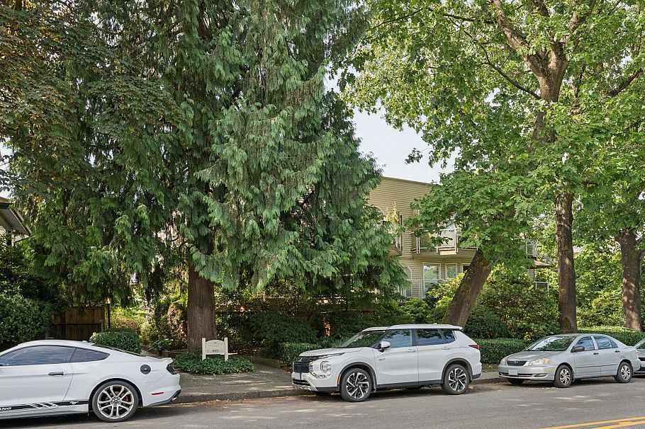 304 827 W 16th Street North Vancouver, BC - 17
