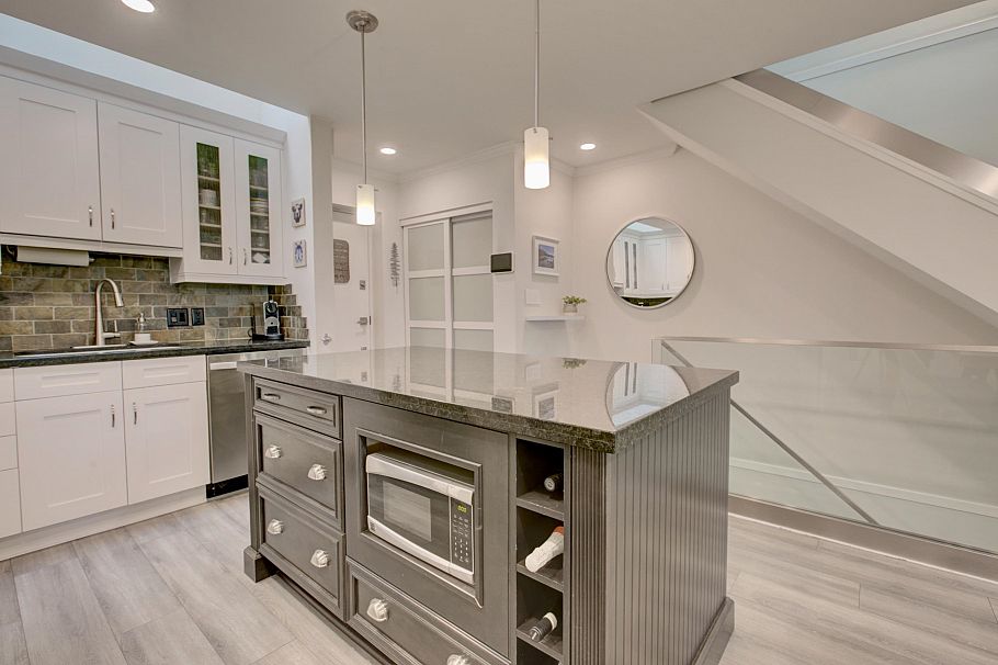 1360 W 8th Avenue Vancouver, BC - 9