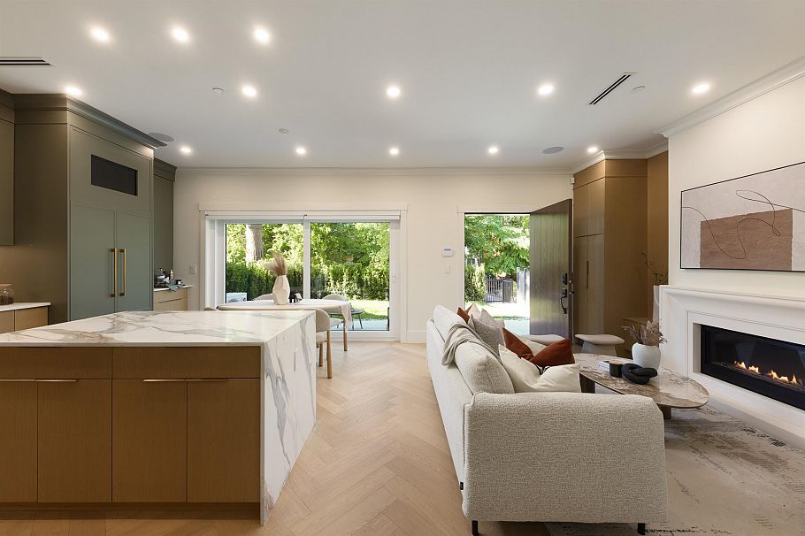 1 258 E 19 Avenue Vancouver, BC - 8