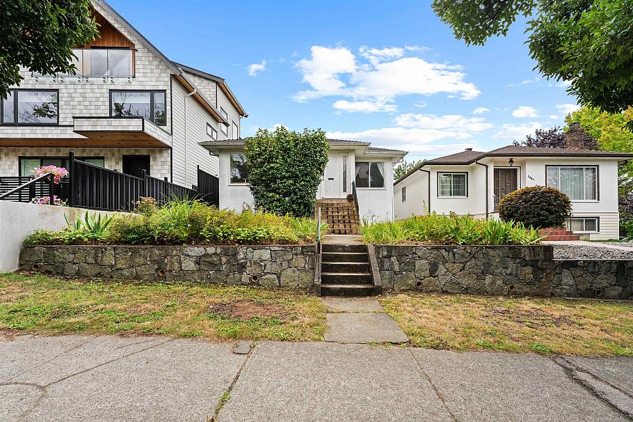 2608 E 4th Avenue Vancouver, BC - 1