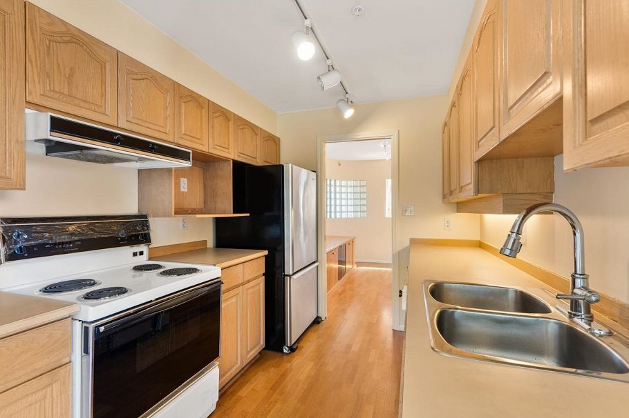 401 7620 Columbia Street Vancouver, BC - 7