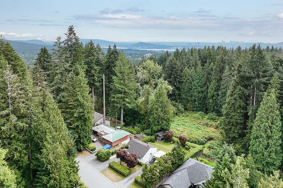 741 Wellington Drive North Vancouver, BC - 1