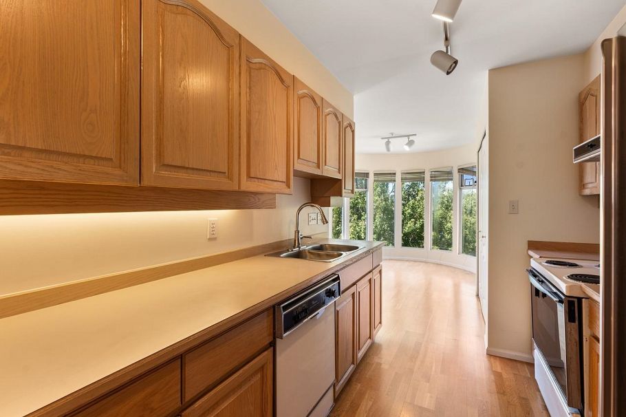 401 7620 Columbia Street Vancouver, BC - 8