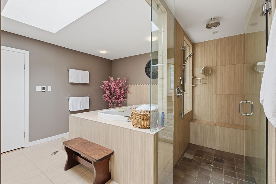 2261 Hill Drive North Vancouver, BC - 24