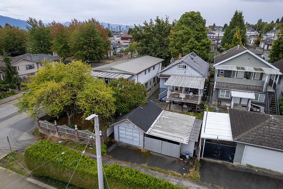 2474 E 24th Avenue Vancouver, BC - 4