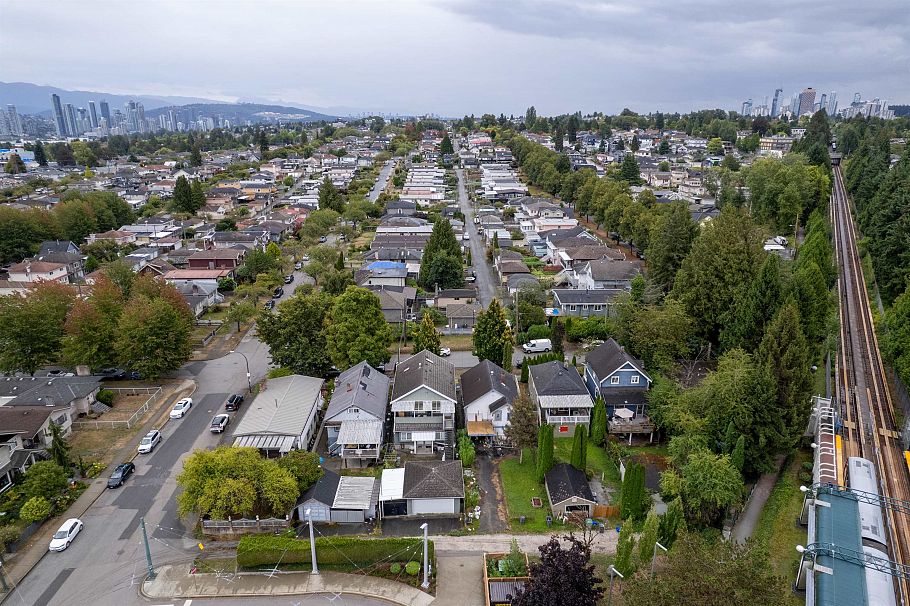 2474 E 24th Avenue Vancouver, BC - 3