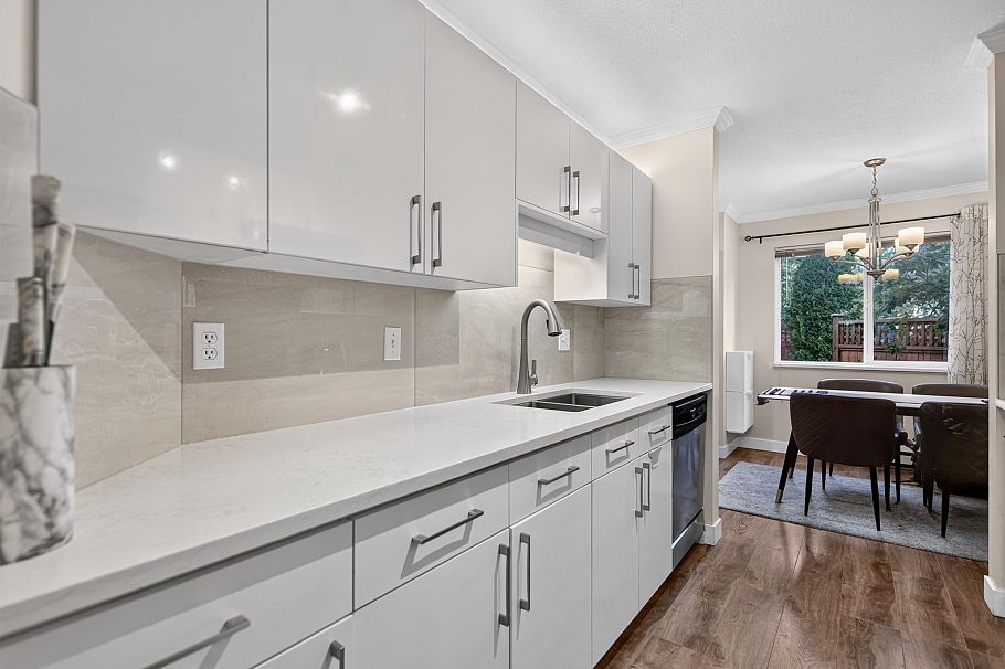 7 828 W 16th Street North Vancouver, BC - 7