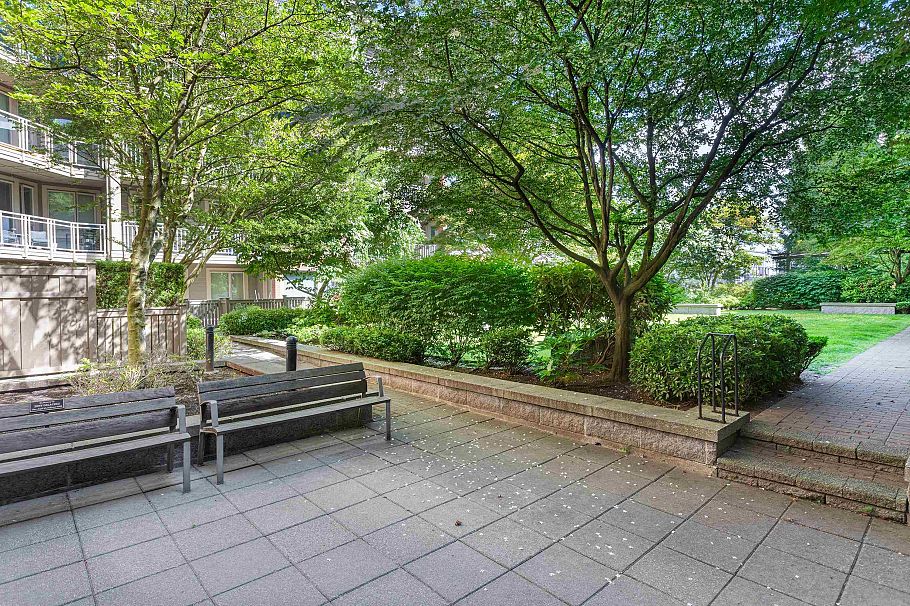 113 119 W 22nd Street North Vancouver, BC - 22