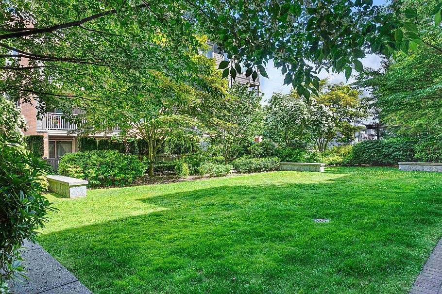 113 119 W 22nd Street North Vancouver, BC - 21