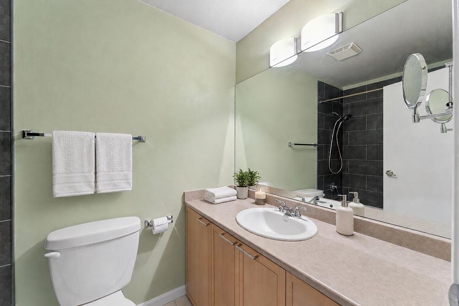 304 827 W 16th Street North Vancouver, BC - 9