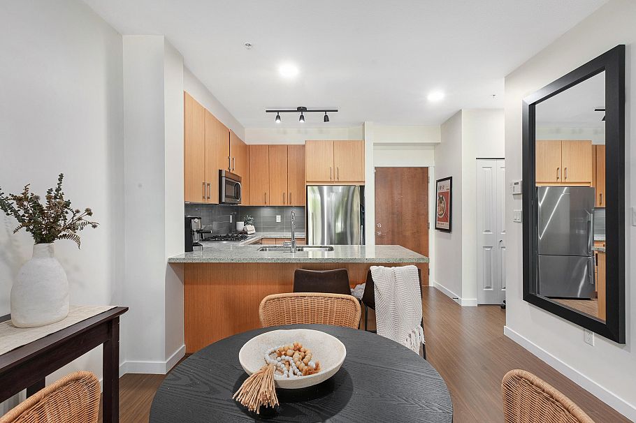 113 119 W 22nd Street North Vancouver, BC - 7