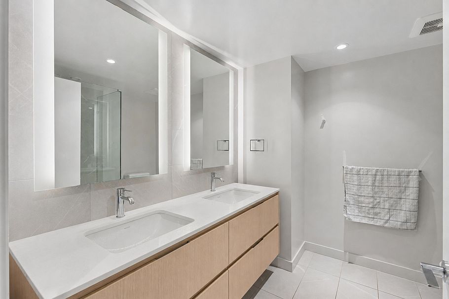 305 1500 Fern Street North Vancouver, BC - 17