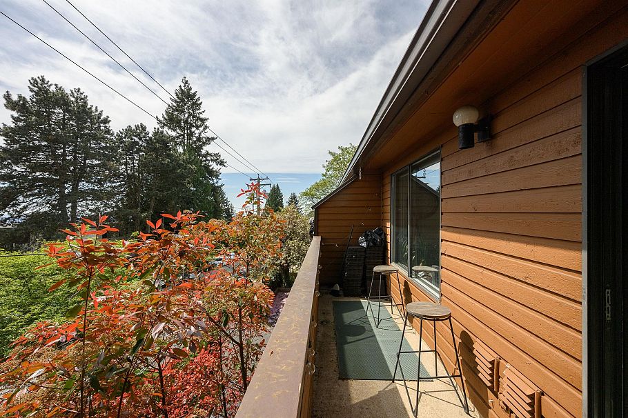 3201 Lonsdale Avenue North Vancouver, BC - 32