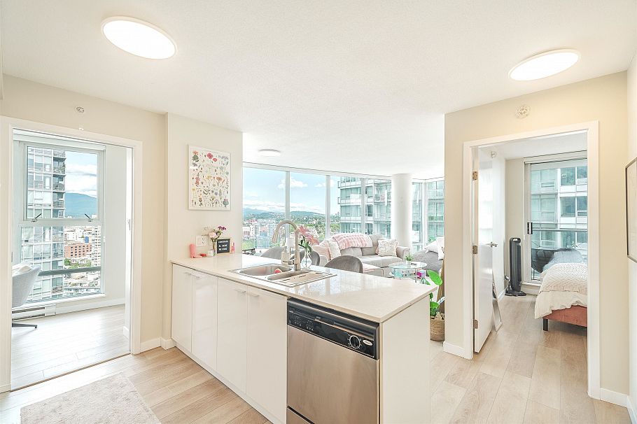 2308 111 W Georgia Street Vancouver, BC - 3