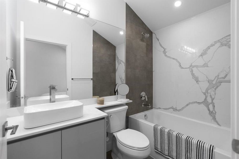 2881 E Georgia Street Vancouver, BC - 17